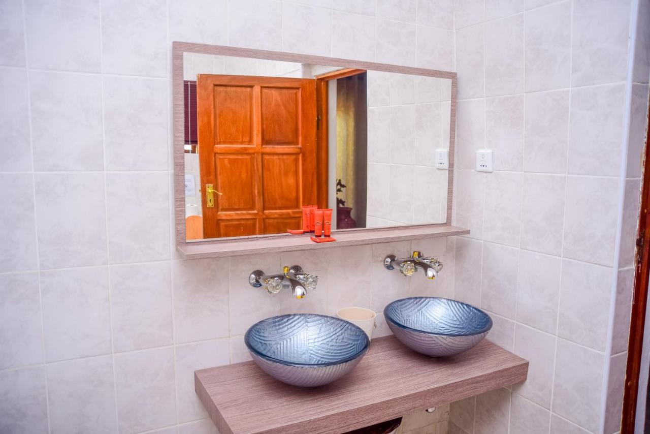 African Home Hotel Габороне Екстер'єр фото