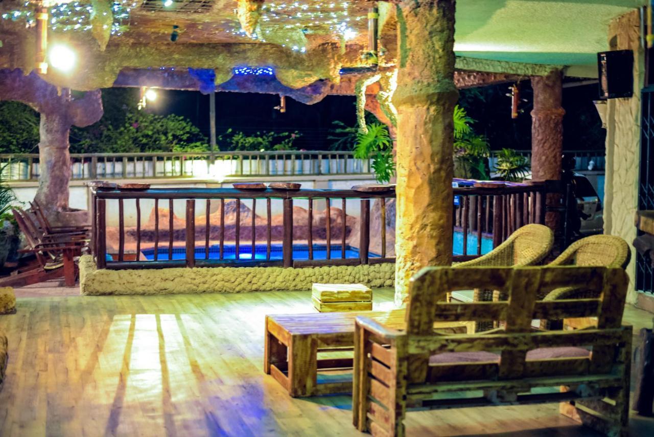 African Home Hotel Габороне Екстер'єр фото