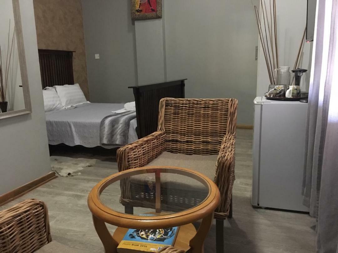 African Home Hotel Габороне Екстер'єр фото