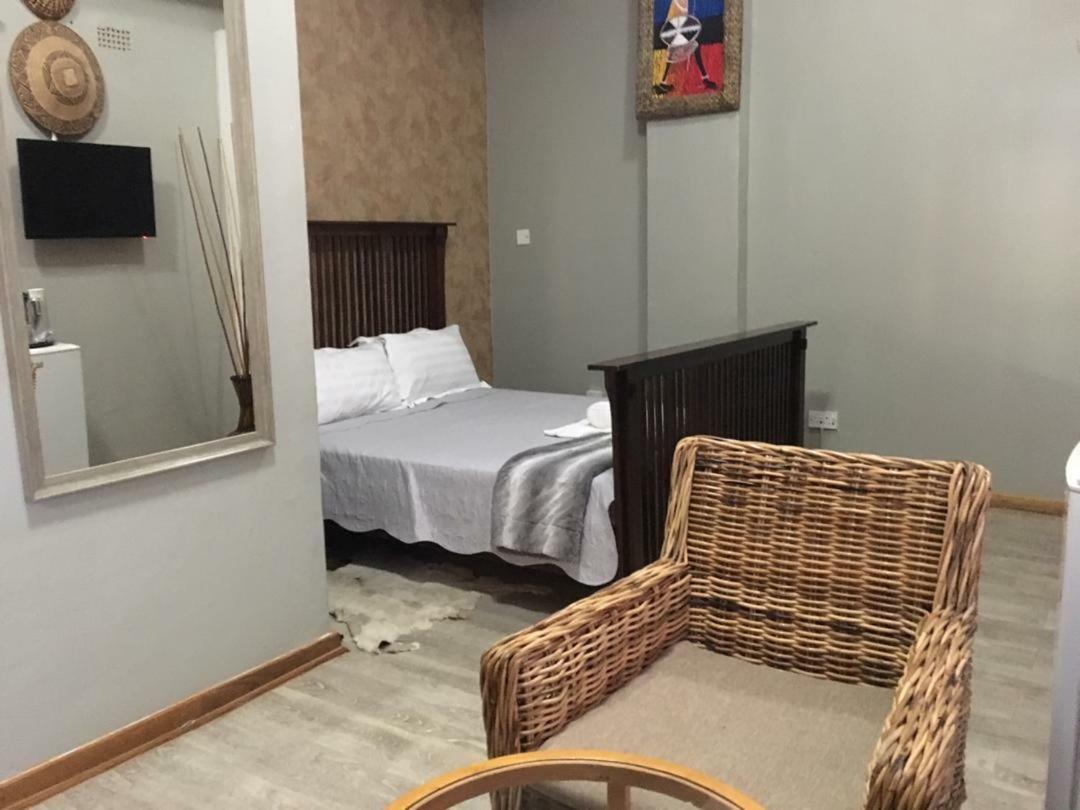 African Home Hotel Габороне Екстер'єр фото